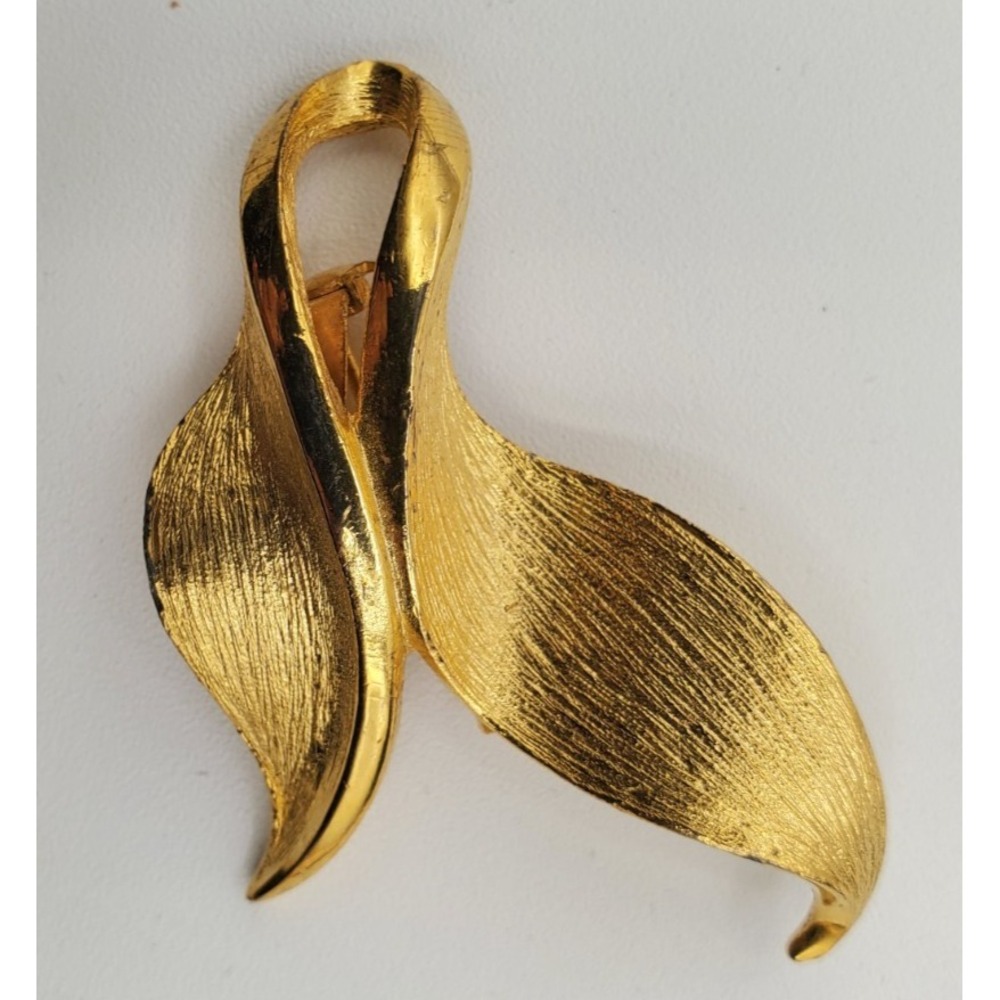 Vtg Gold Tone Textured Folded Leaf‎ Brooch Marked